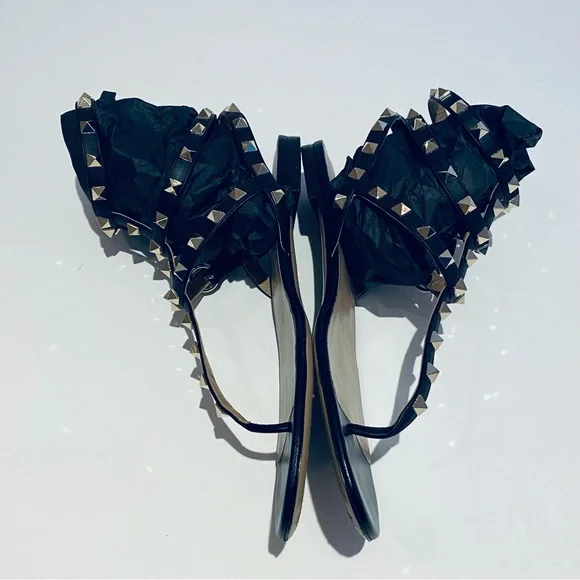 VALENTINO GARAVANI ROCKSTUD BLACK FLAT THONG SANDALS. - Picture 8 of 16